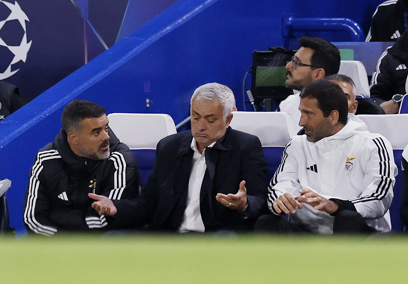 Mourinho thua trận, lãnh thẻ vàng trong ngày tái xuất Champions League - Ảnh 1.