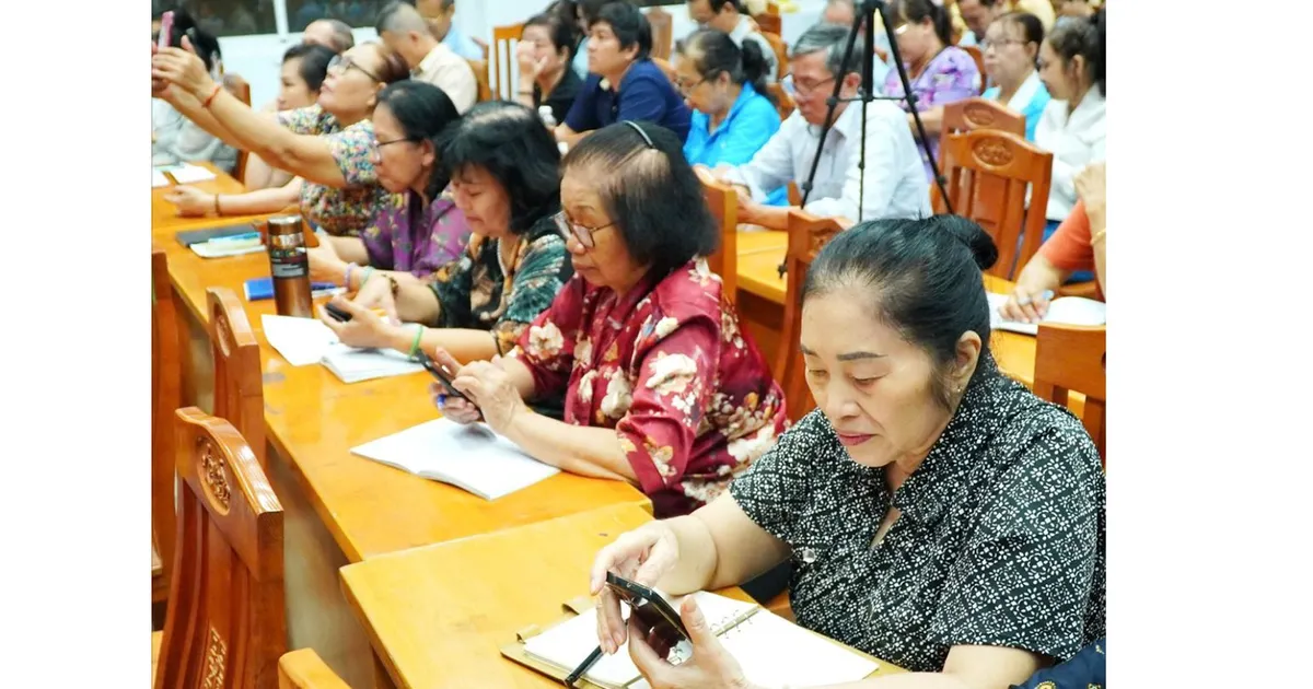 Người cao tuổi chủ động bắt nhịp chuyển đổi số