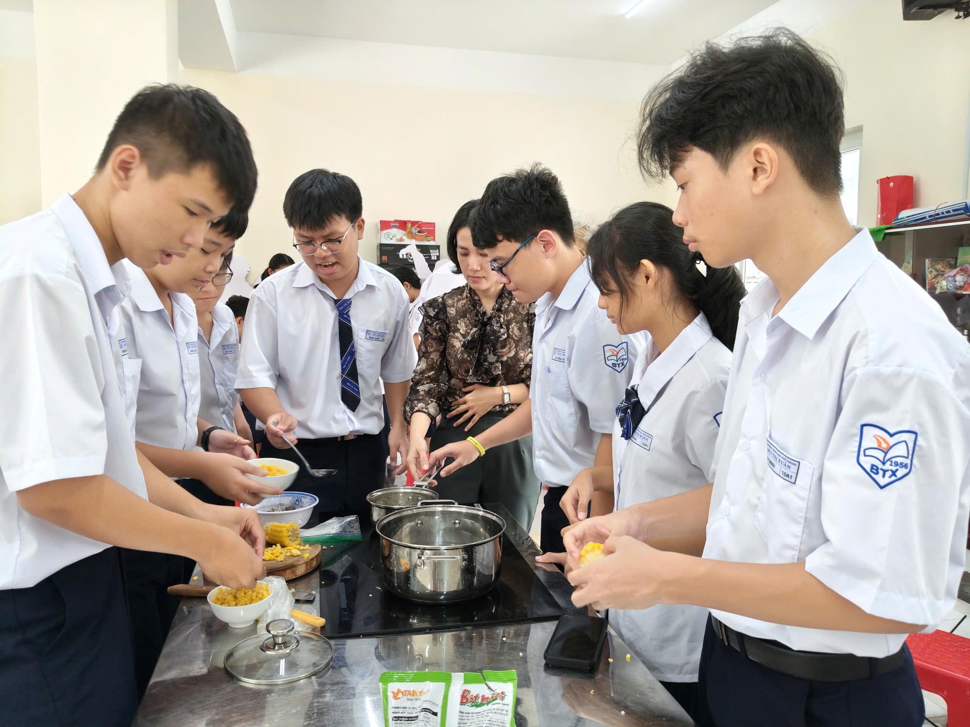 Trường công lập ở TP.HCM dạy nấu ăn, yoga, công dân toàn cầu…miễn phí- Ảnh 2. Trường học ở TP.HCM dạy miễn phí 11 môn, có gym, yoga, nấu ăn, thủ công mỹ nghệ - Ảnh 2.