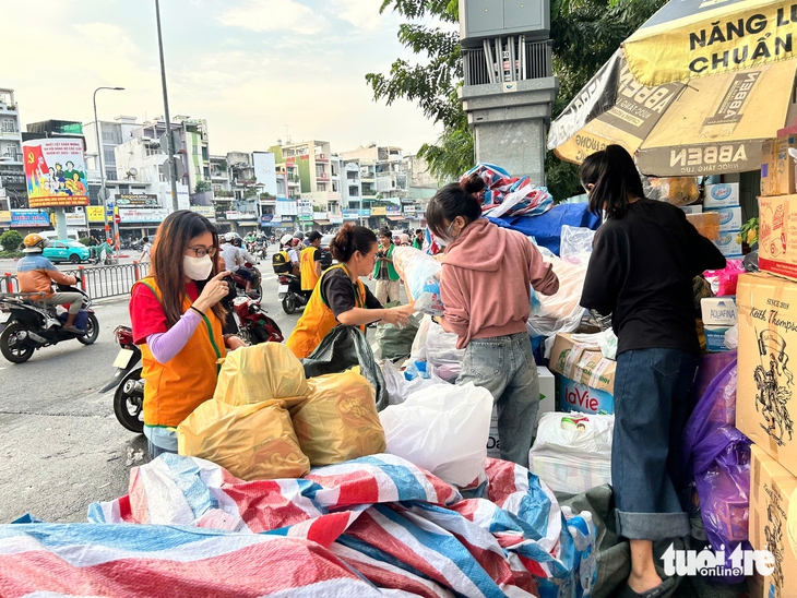 Người dân TP. Hồ Chí Minh nô nức gửi quà hướng về vùng lũ miền Bắc - Ảnh 2. Người dân TP. Hồ Chí Minh nô nức gửi quà hướng về vùng lũ miền Bắc - Ảnh 2.