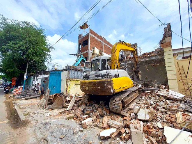 Người dân TP. Hồ Chí Minh tháo dỡ nhà bàn giao mặt bằng cho dự án cầu đường Nguyễn Khoái dài hơn 2,5km - Ảnh 1.