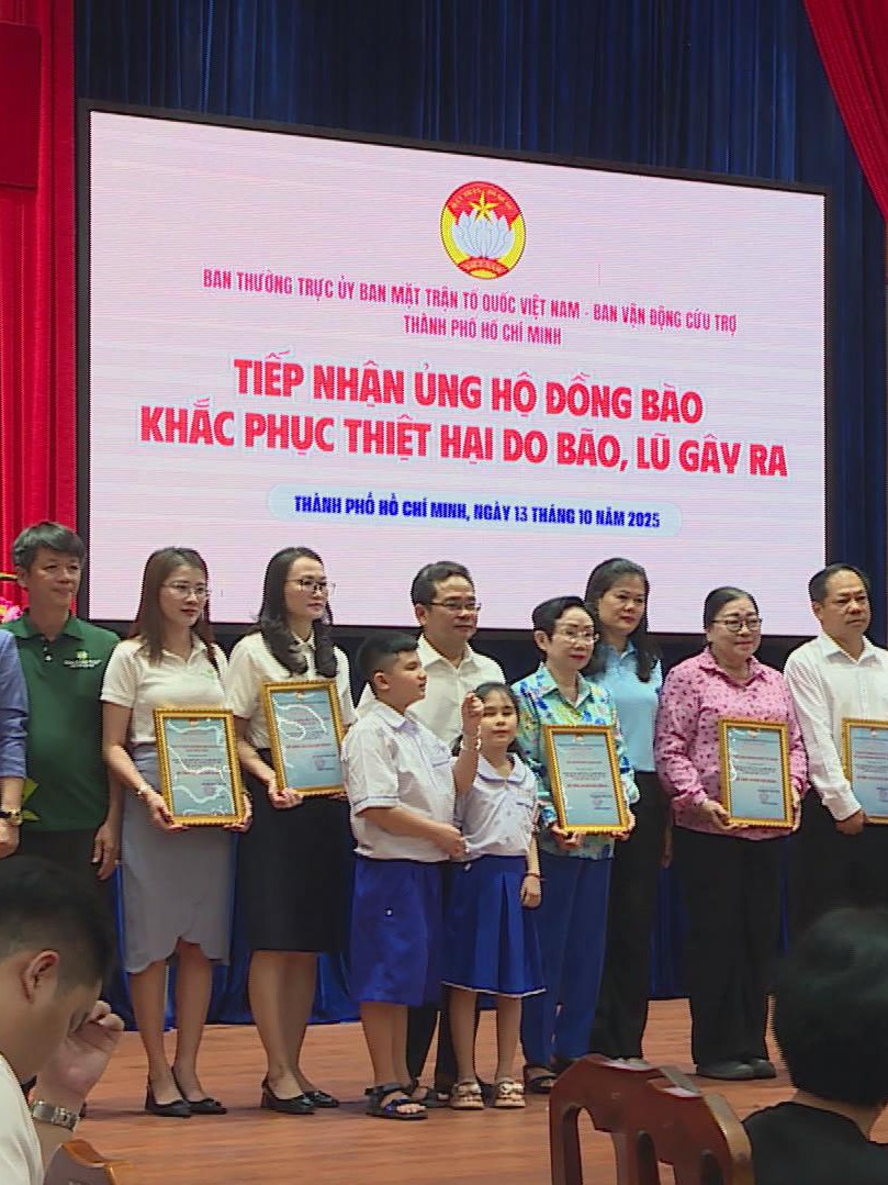 TP. Hồ Chí Minh tiếp nhận ủng hộ và khẩn trương chuyển hơn 67 tỷ đồng cho 13 tỉnh vùng lũ