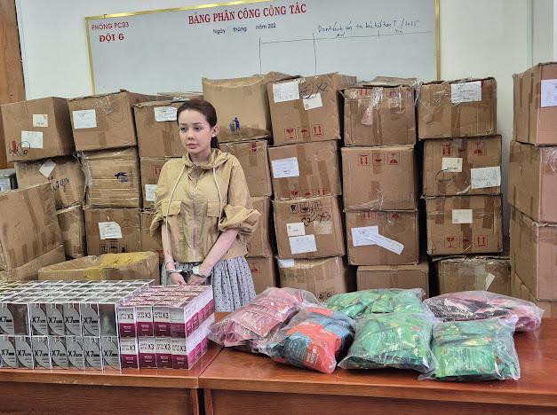 Công an TPHCM bắt giam Võ Thị Ngọc Ngân (Ngân 98) về hành vi sản xuất, buôn bán hàng giả là thực phẩm - Ảnh 2.