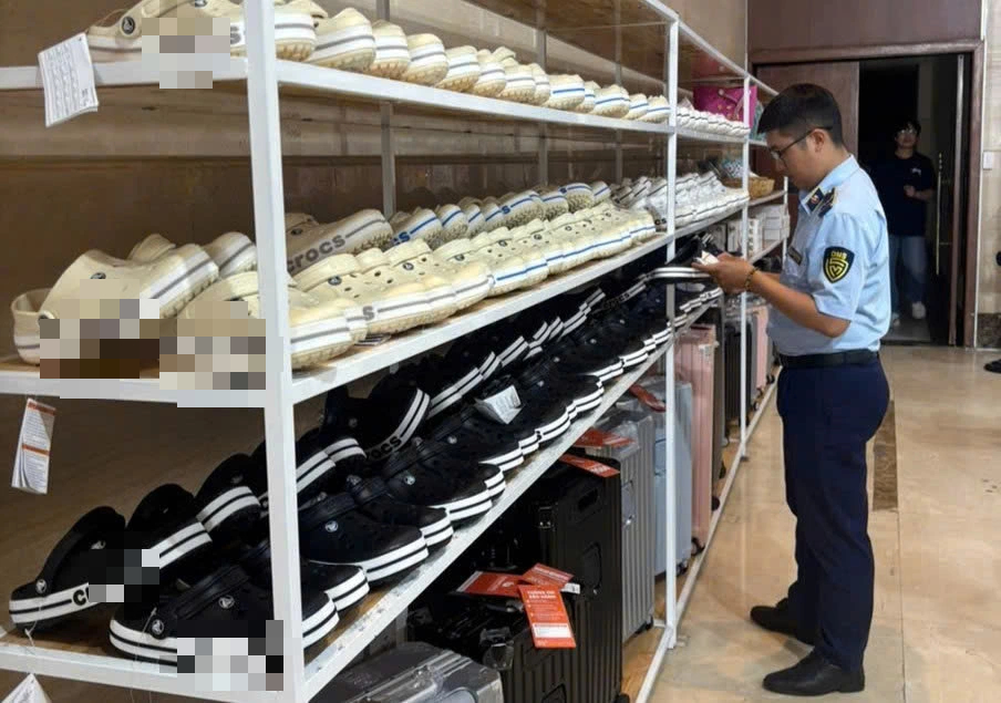 - Ảnh 1. Hàng giả, hàng không rõ nguồn gốc bị phát hiện liên tục ở Đà Nẵng - Ảnh 1.