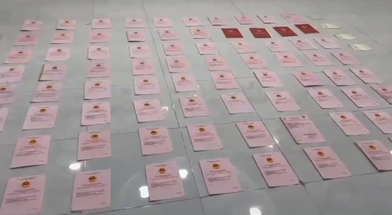 Cơ quan điều tra tạm giữ 80 sổ đỏ, 4 sổ tiết kiệm ngân hàng, 2 ô tô của Ngân 98 - Ảnh 1.