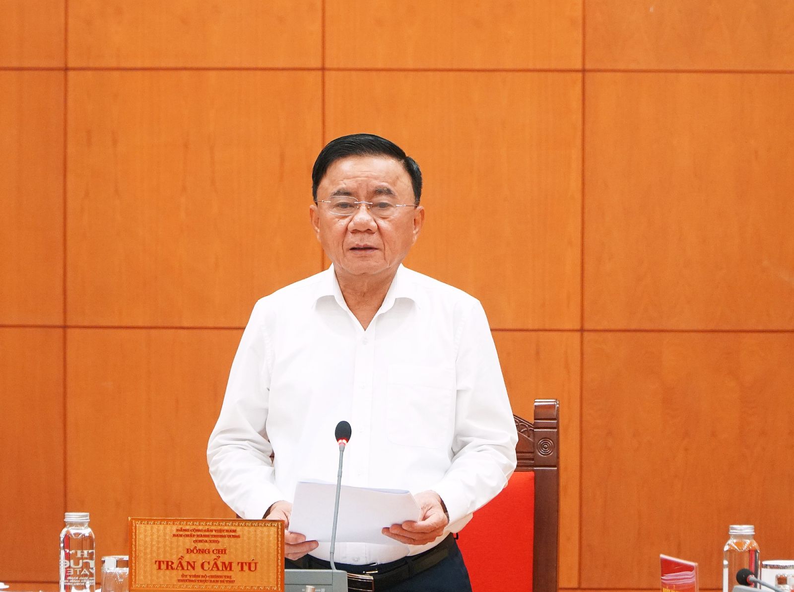 Ban Bí thư: Nghiên cứu tăng mức đóng BHYT, bao phủ BHYT toàn dân vào năm 2030 - Ảnh 1.