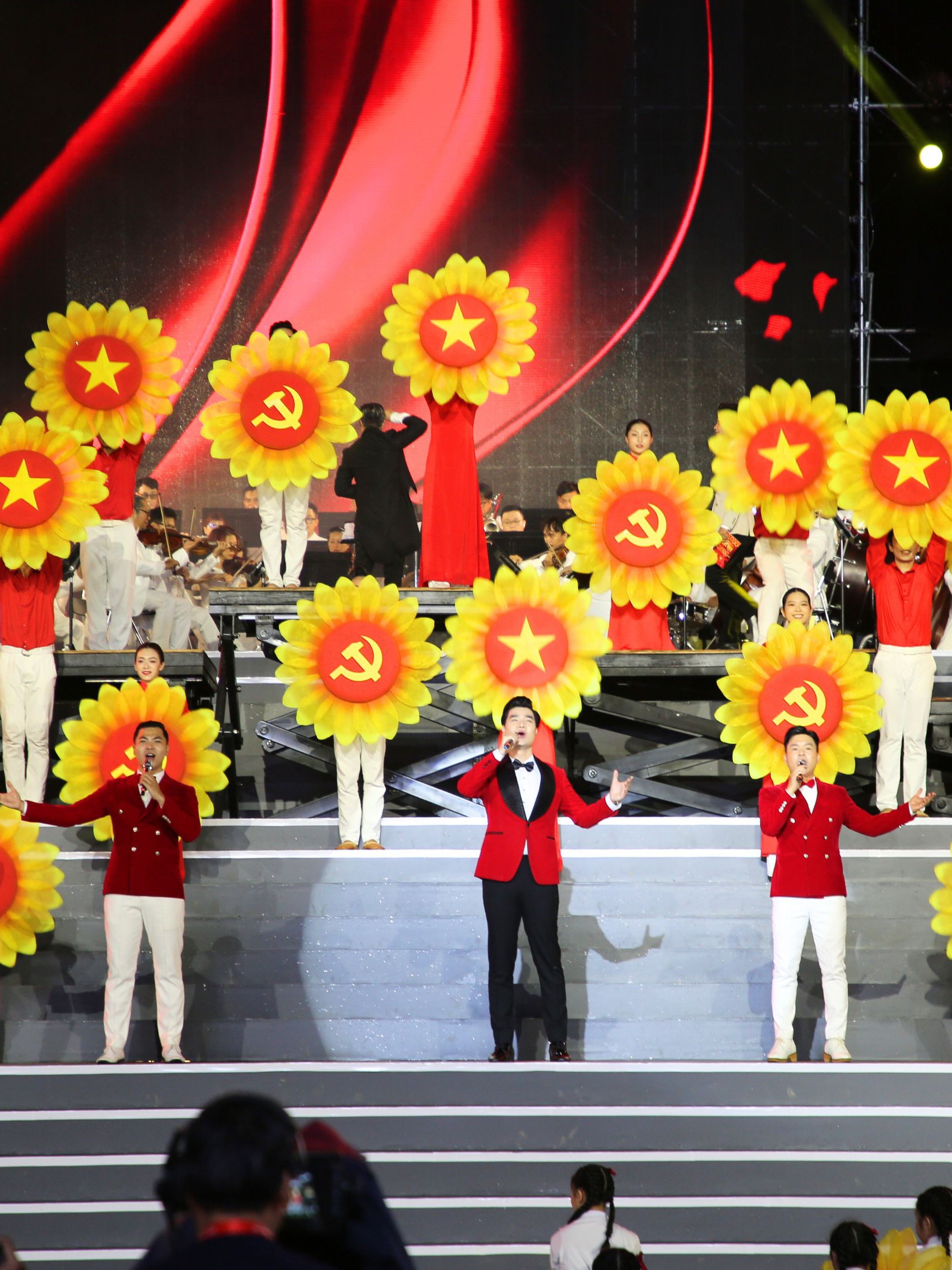 Ngân vang niềm tự hào của TP. Hồ Chí Minh qua chương trình nghệ thuật đặc biệt "Dưới ánh sáng quang vinh"