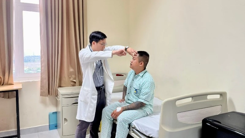 Cứu sống nam thanh niên đột quỵ khi đang đá bóng