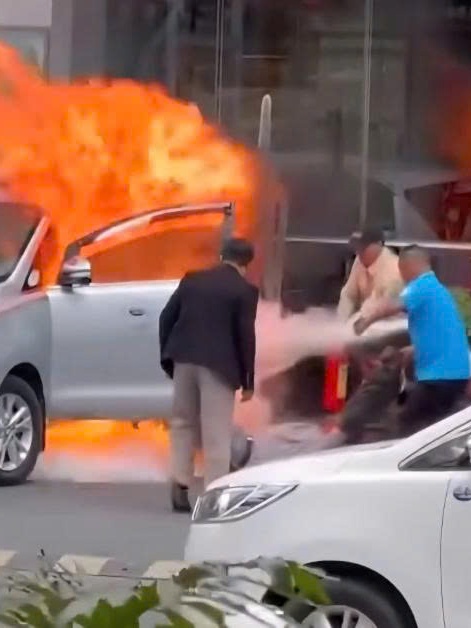 Taxi bốc cháy, tài xế kẹt bên trong: Pha giải cứu ngoạn mục trước khách sạn