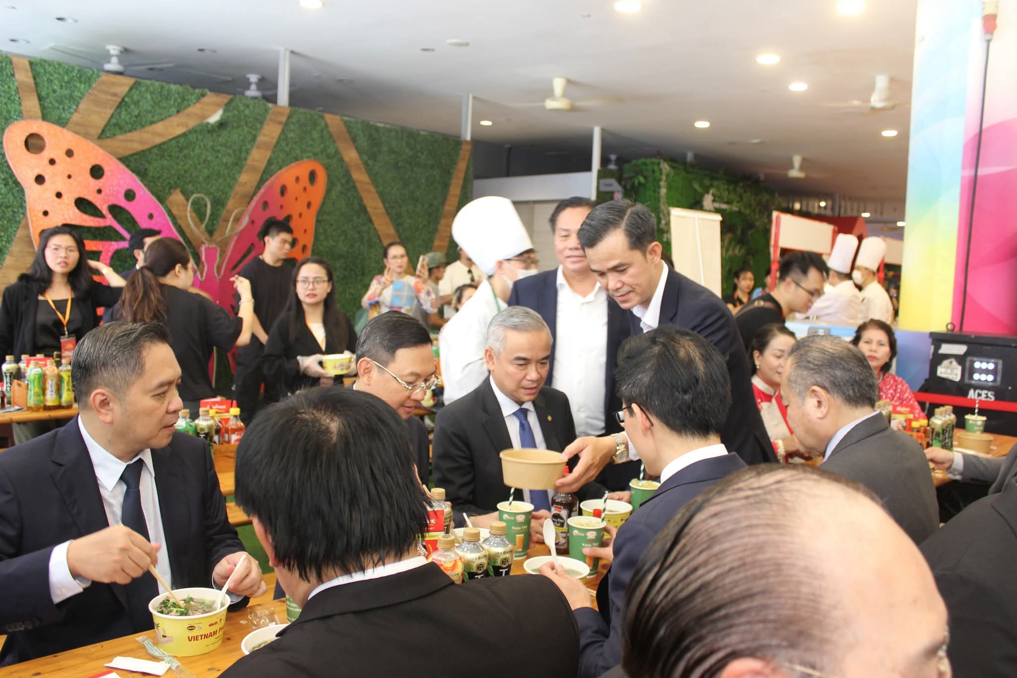Phở Sen SASCO: Tinh hoa ẩm thực Việt xuất ngoại, chinh phục Singapore- Ảnh 5. Phở Sen SASCO: Tinh hoa ẩm thực Việt xuất ngoại, chinh phục Singapore- Ảnh 5.