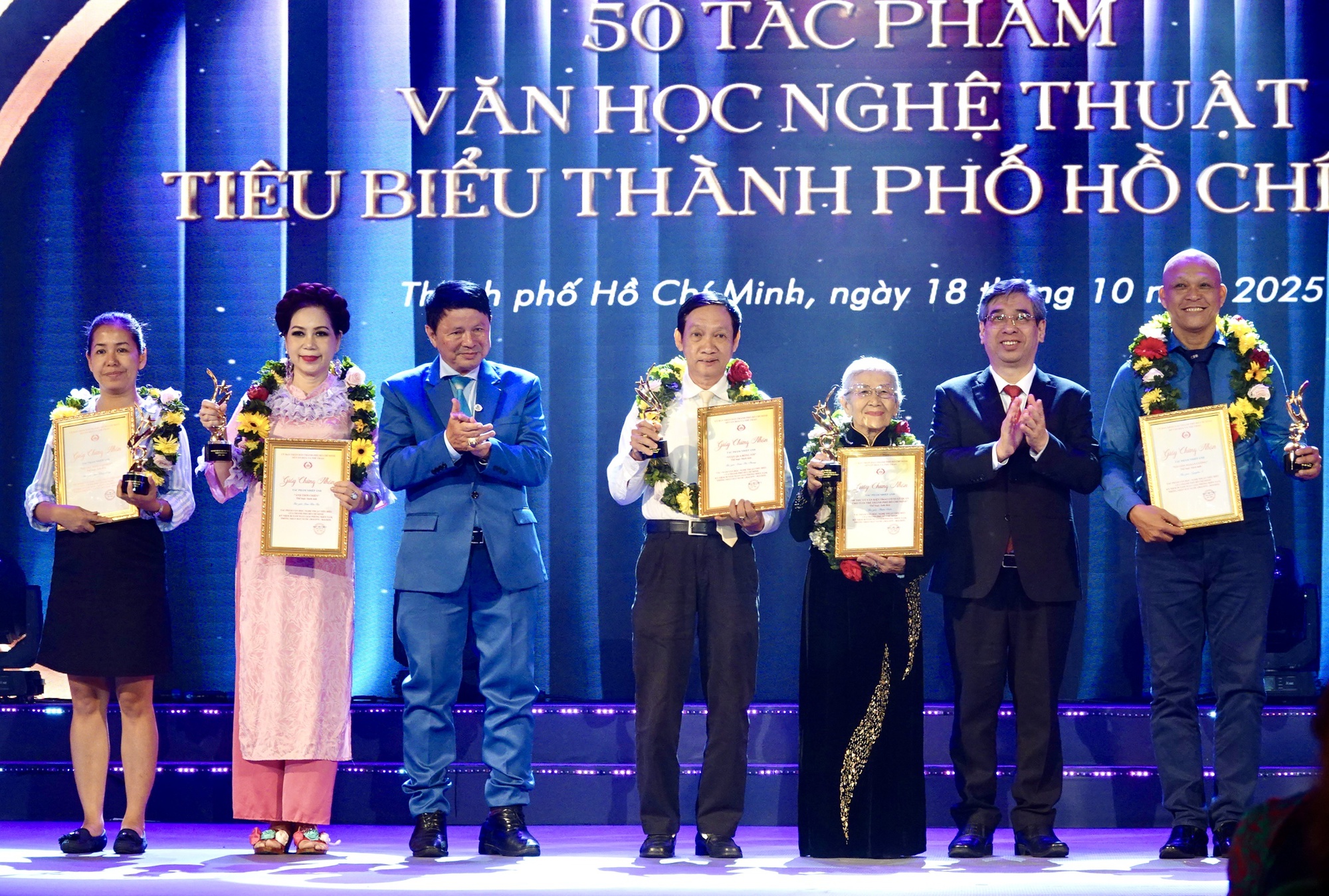 Tưng bừng khai mạc Những ngày Văn học - Nghệ thuật TP.HCM- Ảnh 4. Tưng bừng khai mạc Những ngày Văn học - Nghệ thuật TP.HCM- Ảnh 4.
