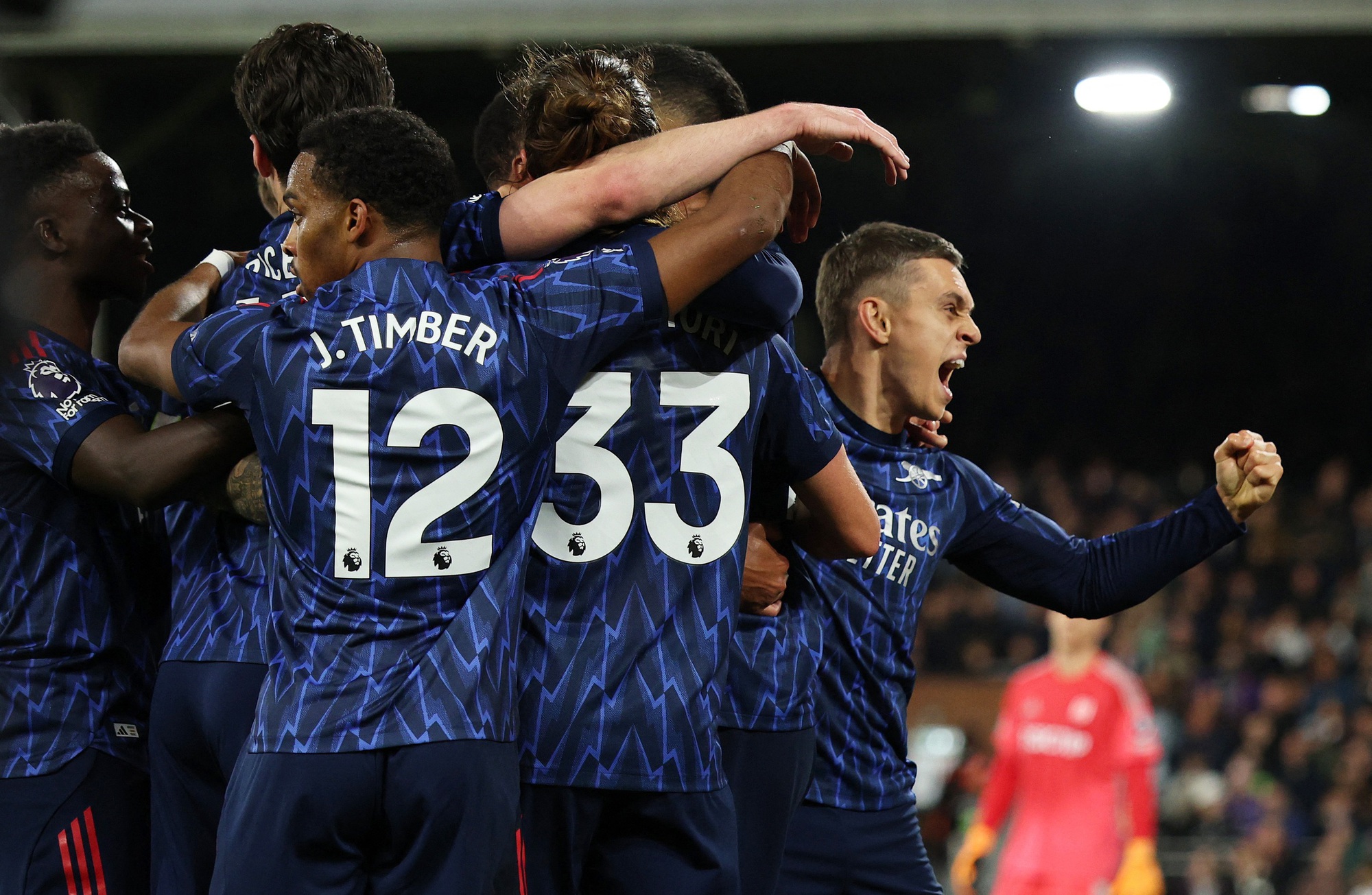 Arsenal lại thắng bằng phạt góc, giữ vững ngôi đầu Premier League- Ảnh 1. Arsenal lại thắng bằng phạt góc, giữ vững ngôi đầu Premier League- Ảnh 1.