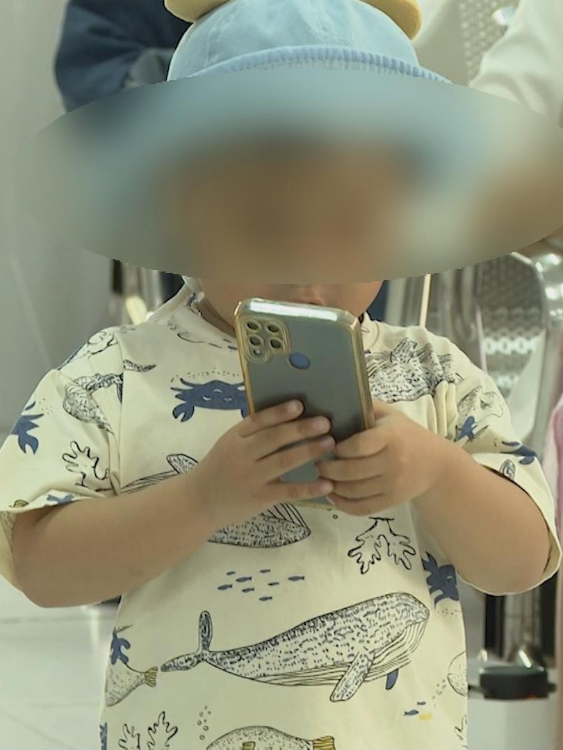 Nhiều trẻ gặp vấn đề tâm lý do lạm dụng điện thoại thông minh