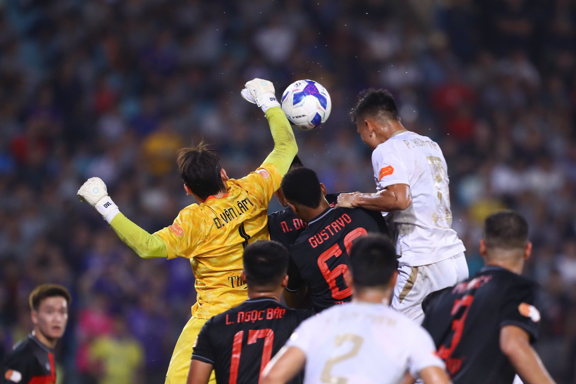 Khi HLV Harry Kewell dám "thay máu" CLB Hà Nội tận gốc rễ- Ảnh 3. Khi HLV Harry Kewell dám "thay máu" CLB Hà Nội tận gốc rễ- Ảnh 3.