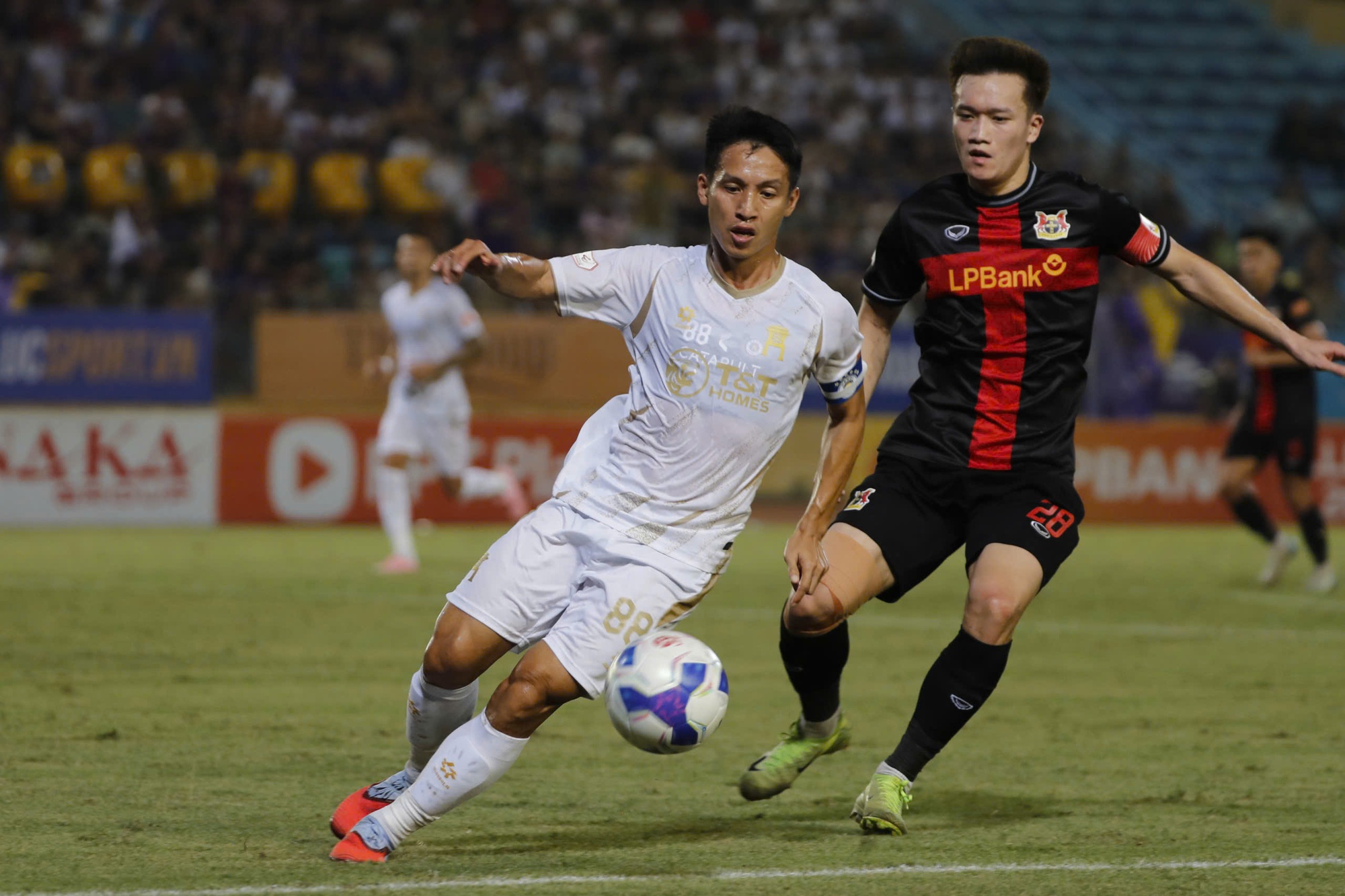 Khi HLV Harry Kewell dám "thay máu" CLB Hà Nội tận gốc rễ- Ảnh 1. Khi HLV Harry Kewell dám "thay máu" CLB Hà Nội tận gốc rễ- Ảnh 1.