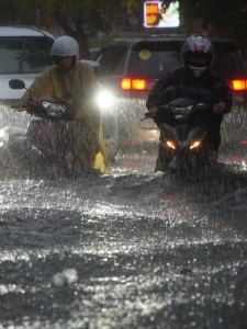 Cảnh báo mưa lớn từ Nghệ An đến Quảng Ngãi, Nam Bộ đề phòng dông lốc và gió giật mạnh