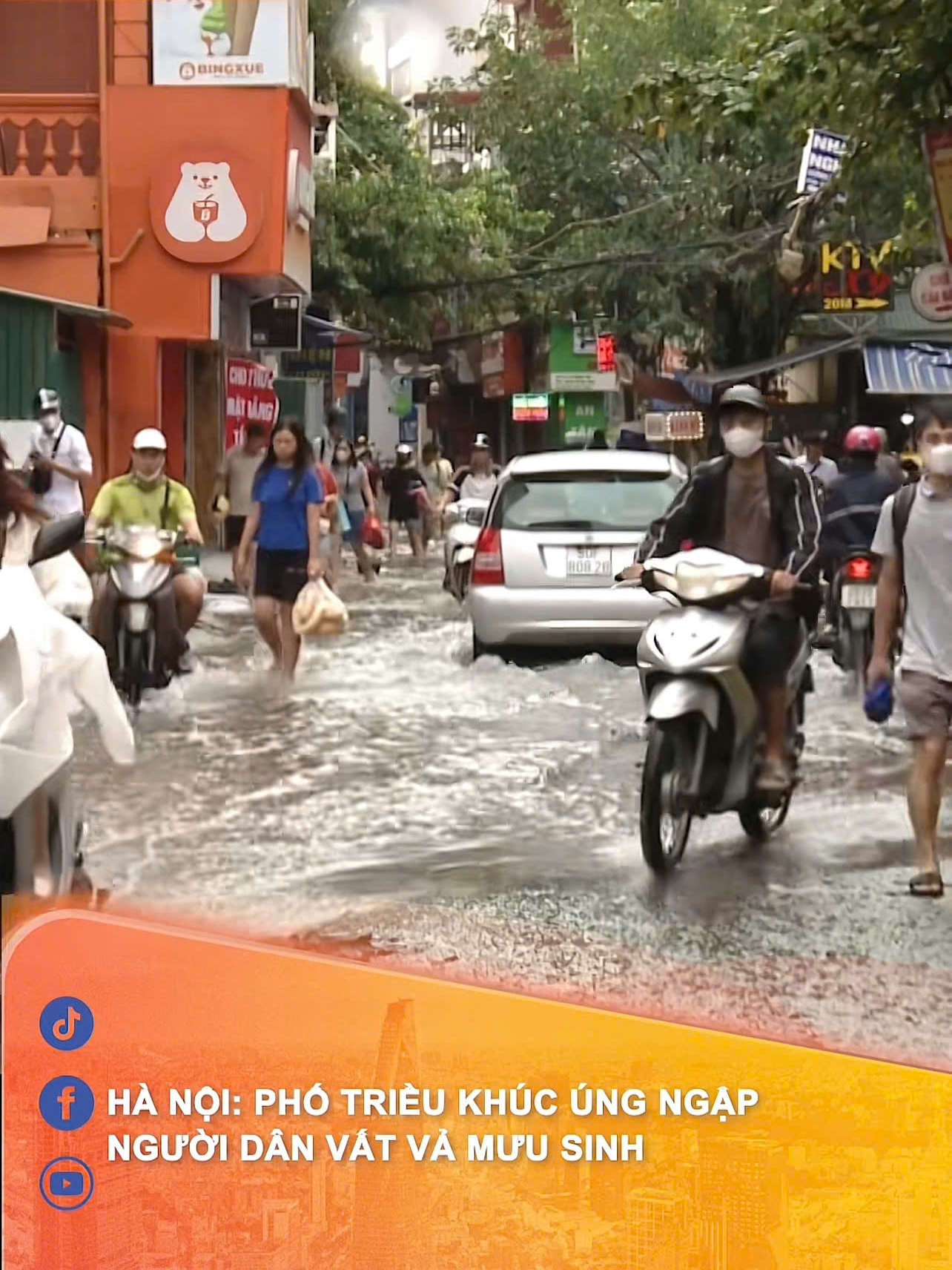TP. Hà Nội: Phố Triều Khúc úng ngập, người dân vất vả mưu sinh