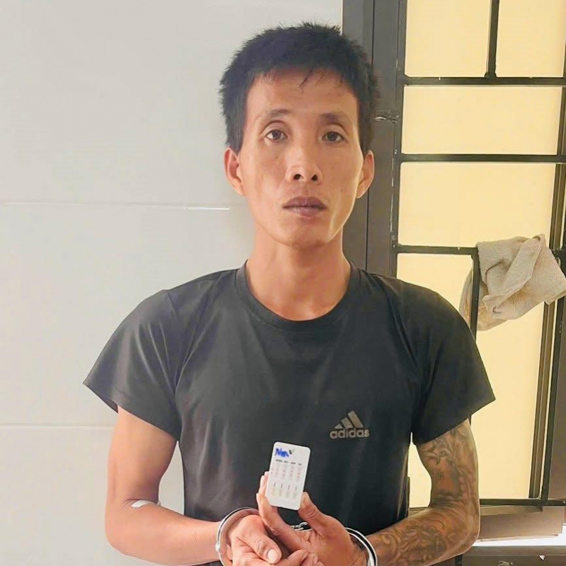 Bắt khẩn cấp cha dượng bạo hành dã man con riêng của vợ - Ảnh 1.