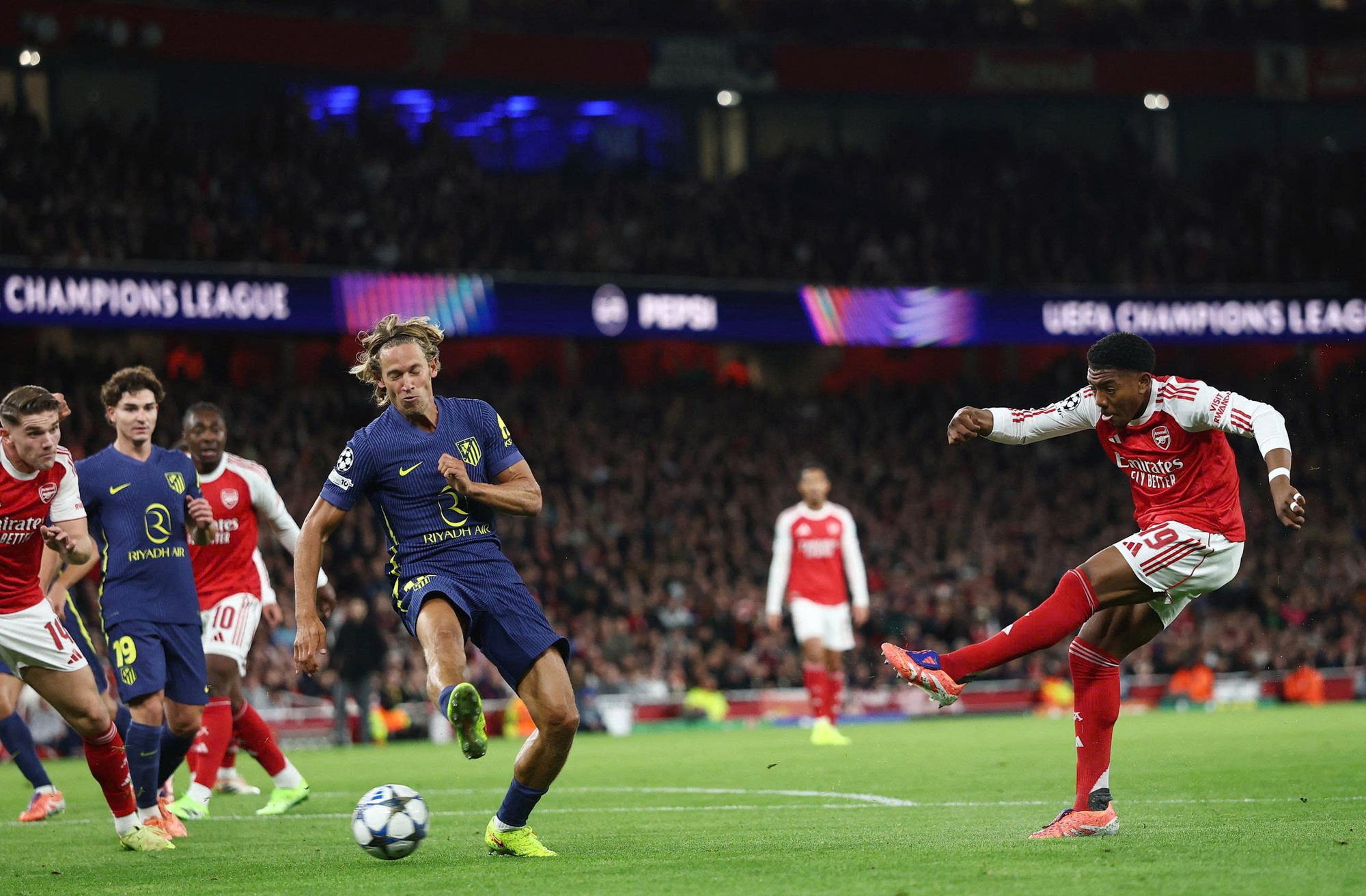 Bùng nổ bàn thắng ở Champions League- Ảnh 1. Bùng nổ bàn thắng ở Champions League- Ảnh 1.