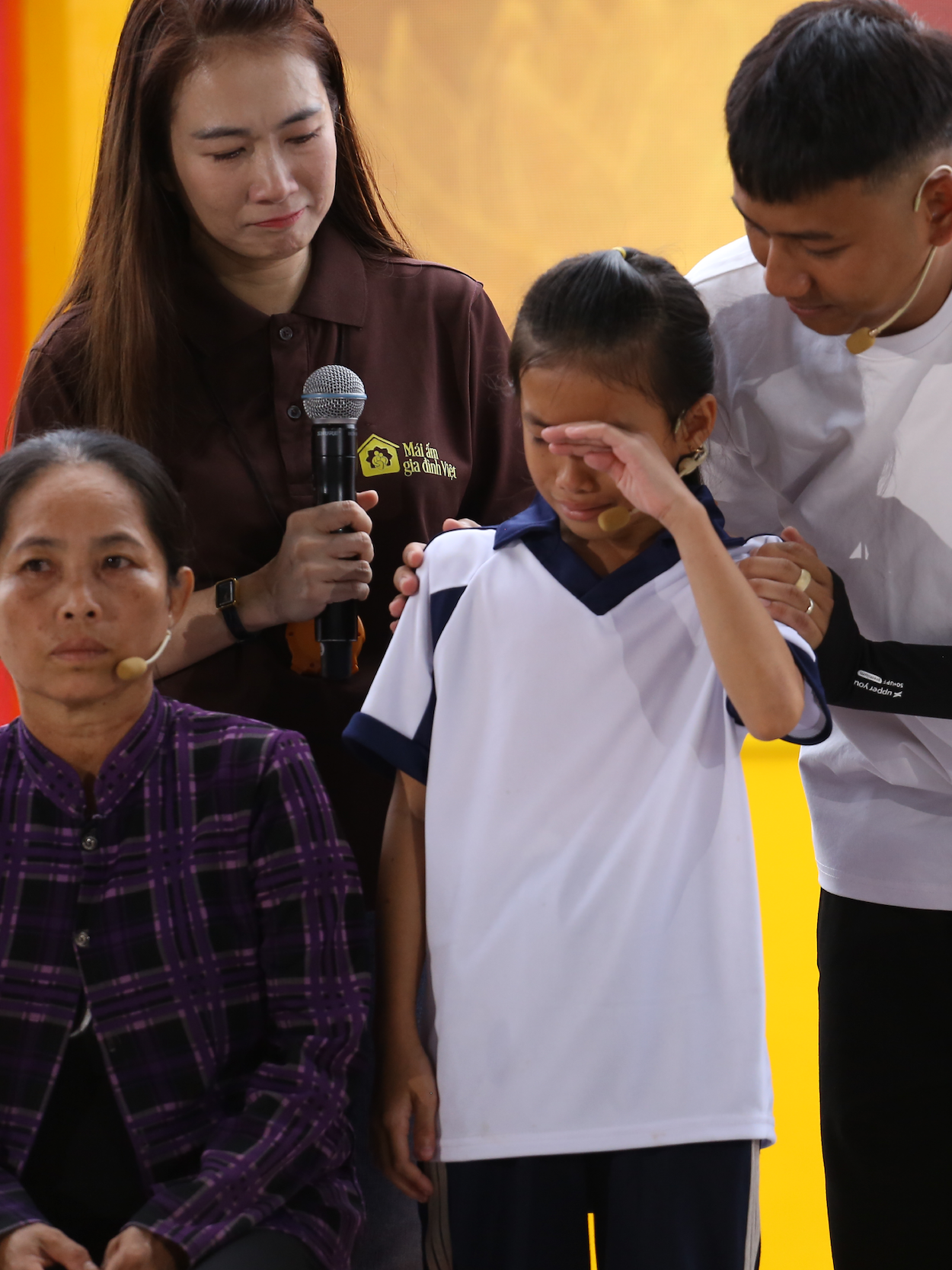 Hơn 100 triệu đồng cho các em nhỏ mồ côi "Mái ấm gia đình Việt" tập 42