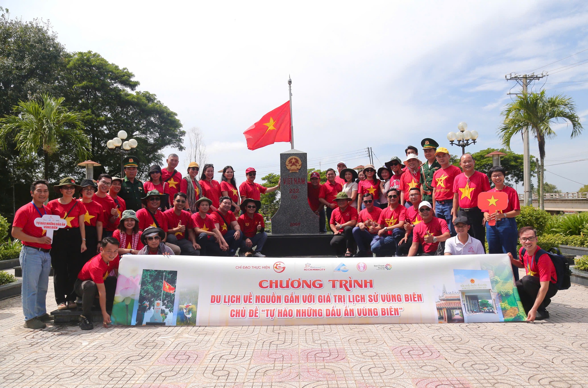 TP.HCM có 'tour cột mốc', gặp các chiến sĩ biên phòng- Ảnh 3. TP.HCM có 'tour cột mốc', gặp các chiến sĩ biên phòng- Ảnh 3.