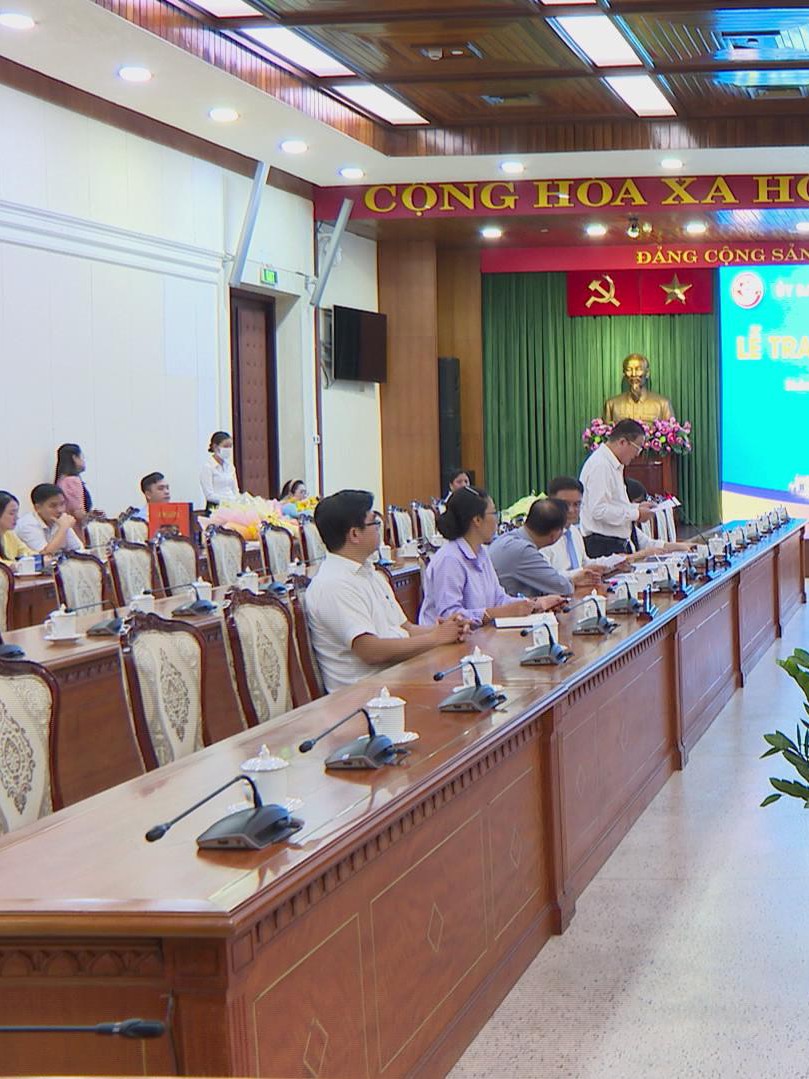 TP. Hồ Chí Minh: Trao quyết định nghỉ hưu, điều động và bổ nhiệm 12 cán bộ