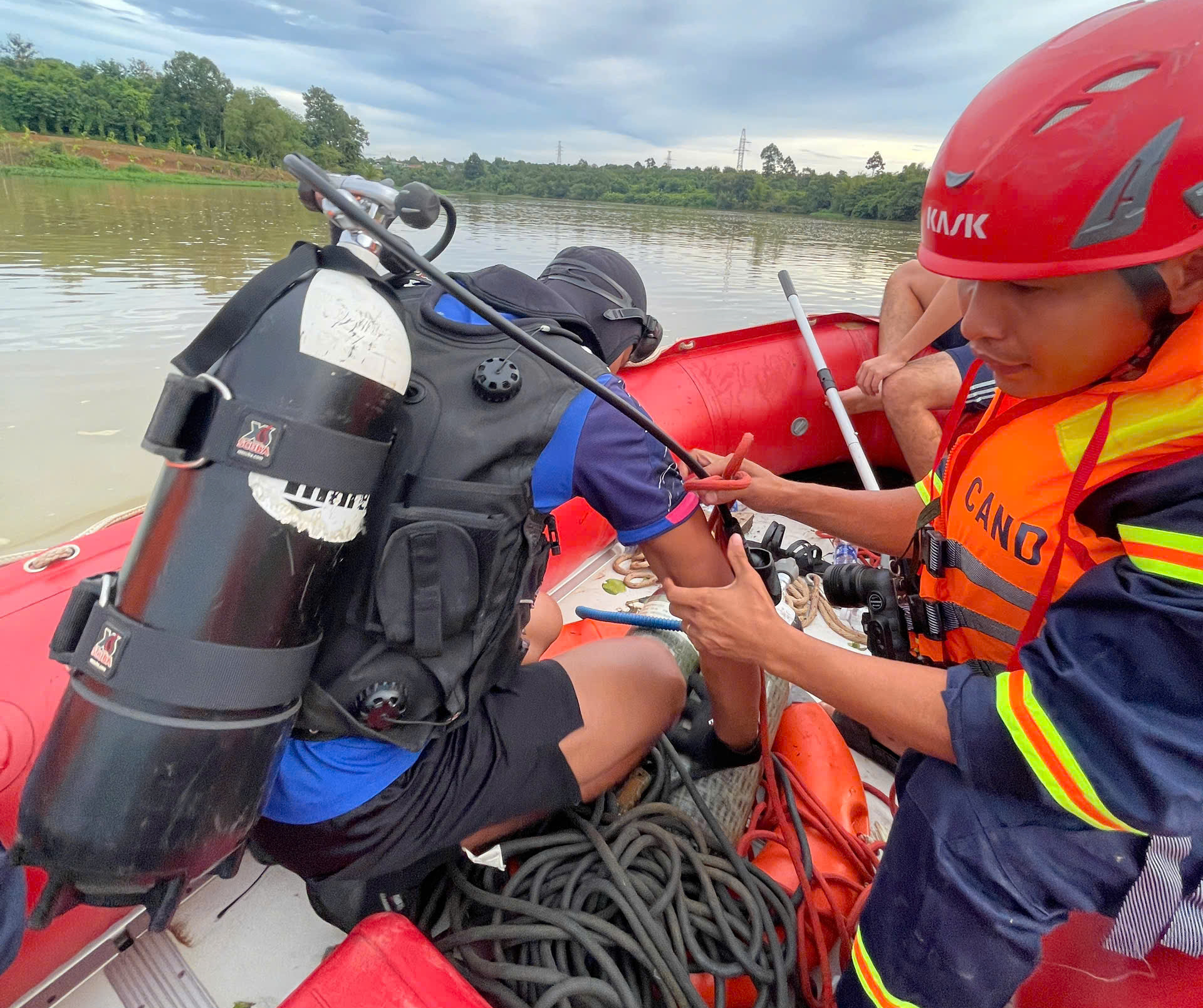 Tìm thấy thi thể nữ sinh lớp 12 nghi nhảy cầu tự tử- Ảnh 1. Tìm thấy thi thể nữ sinh lớp 12 nghi nhảy cầu tự tử- Ảnh 1.