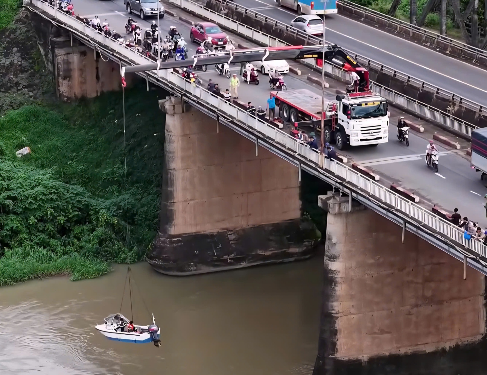 Tìm thấy thi thể nữ sinh lớp 12 nghi nhảy cầu tự tử- Ảnh 2. Tìm thấy thi thể nữ sinh lớp 12 nghi nhảy cầu tự tử- Ảnh 2.