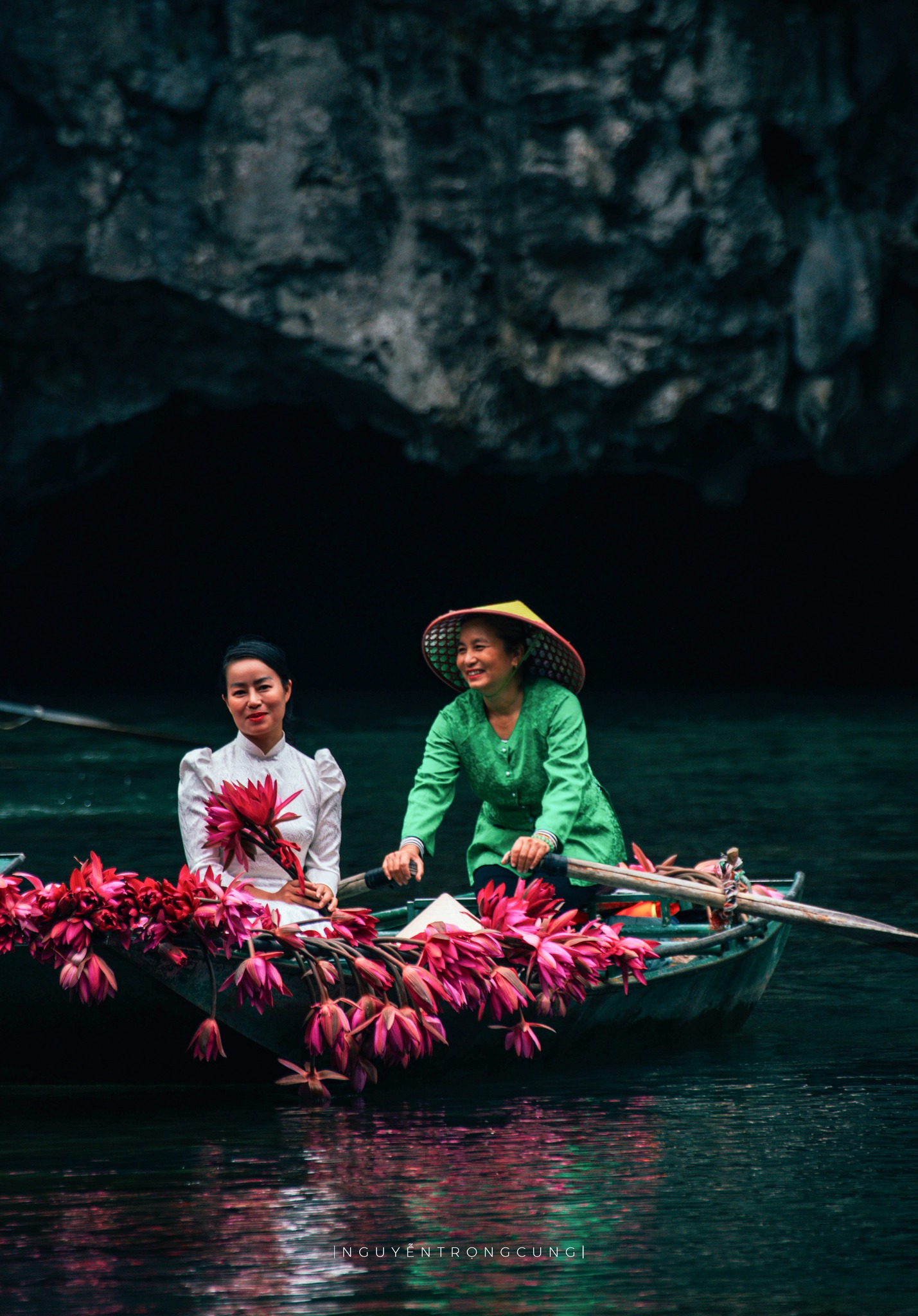 Mùa hoa súng rực rỡ ở Ninh Bình khiến du khách ngỡ ngàng - Ảnh 7.