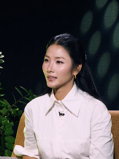 Siêu mẫu Hoàng Thùy: "Lớp phó học tập" không ngừng theo đuổi việc học