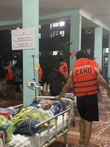 Nửa đêm nước lũ tràn vào Bệnh viện Trung ương Huế, Công an có mặt di dời bệnh nhân