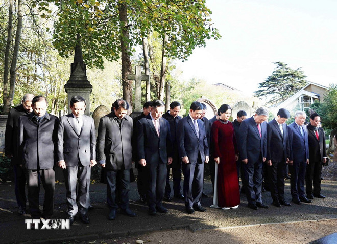 Tổng Bí thư Tô Lâm và phu nhân viếng mộ Karl Marx tại nghĩa trang Highgate ở Anh - Ảnh 2.