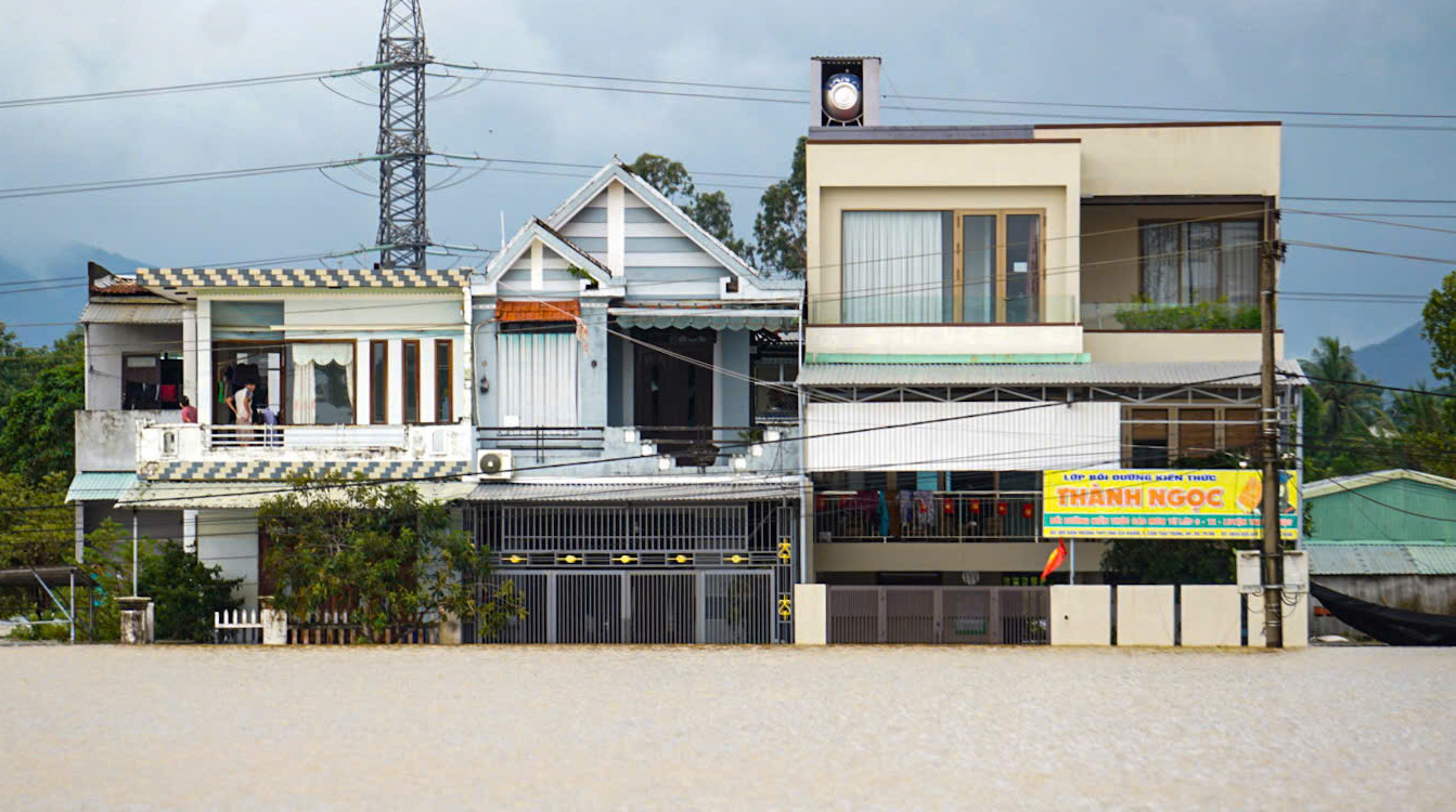 Đà Nẵng khẩn trương cứu hộ 10 xã bị cô lập do mưa lũ - Ảnh 2.