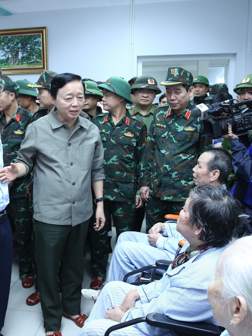 Phó Thủ tướng Trần Hồng Hà thăm, động viên bệnh nhân và nhân viên y tế Bệnh viện Phục hồi chức năng Huế