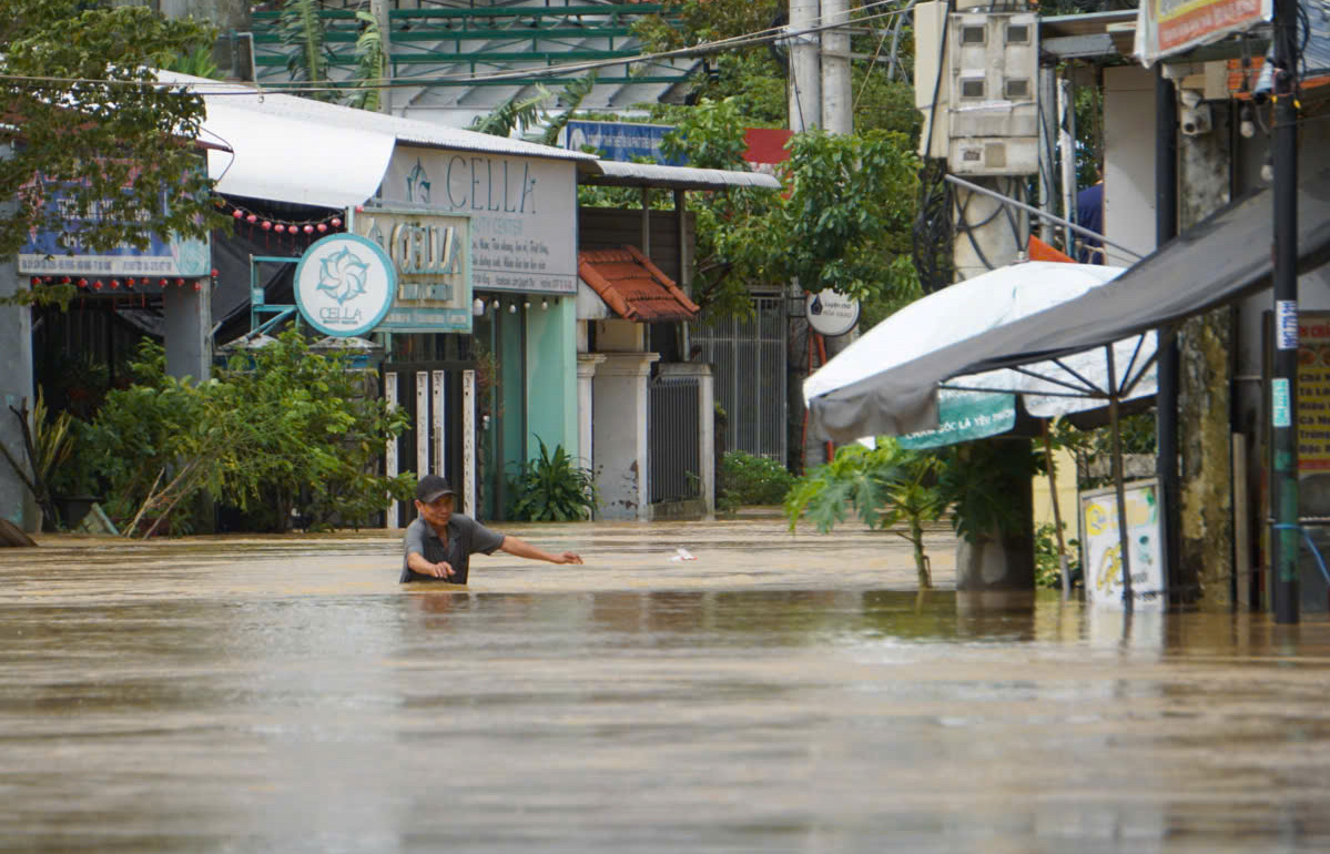 Đà Nẵng khẩn trương cứu hộ 10 xã bị cô lập do mưa lũ - Ảnh 1.