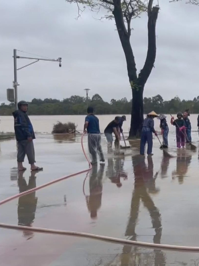 TP Huế: Dọn vệ sinh môi trường, khôi phục nhịp sống sau lũ