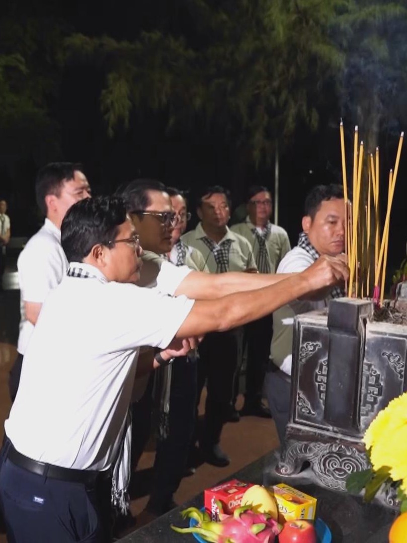 Đoàn đại biểu Đảng ủy các cơ quan Đảng TP. Hồ Chí Minh dâng hương nghĩa trang Hàng Dương