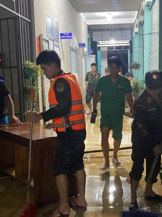 Nước rút, lực lượng vũ trang Đà Nẵng giúp dọn bùn trong đêm