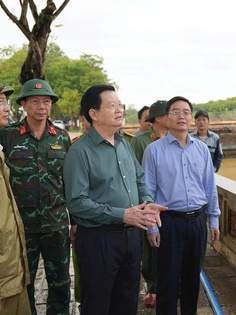 Phó Thủ tướng Mai Văn Chính kiểm tra công tác khắc phục mưa lũ tại khu vực Ngọ Môn - Đại nội Huế