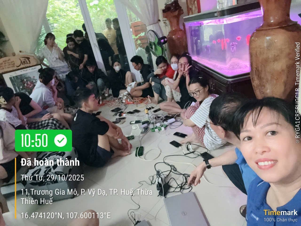 VNPT kết nối những cuộc gọi bình an trong mưa lũ - Ảnh 2.