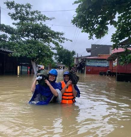 VNPT kết nối những cuộc gọi bình an trong mưa lũ - Ảnh 3.