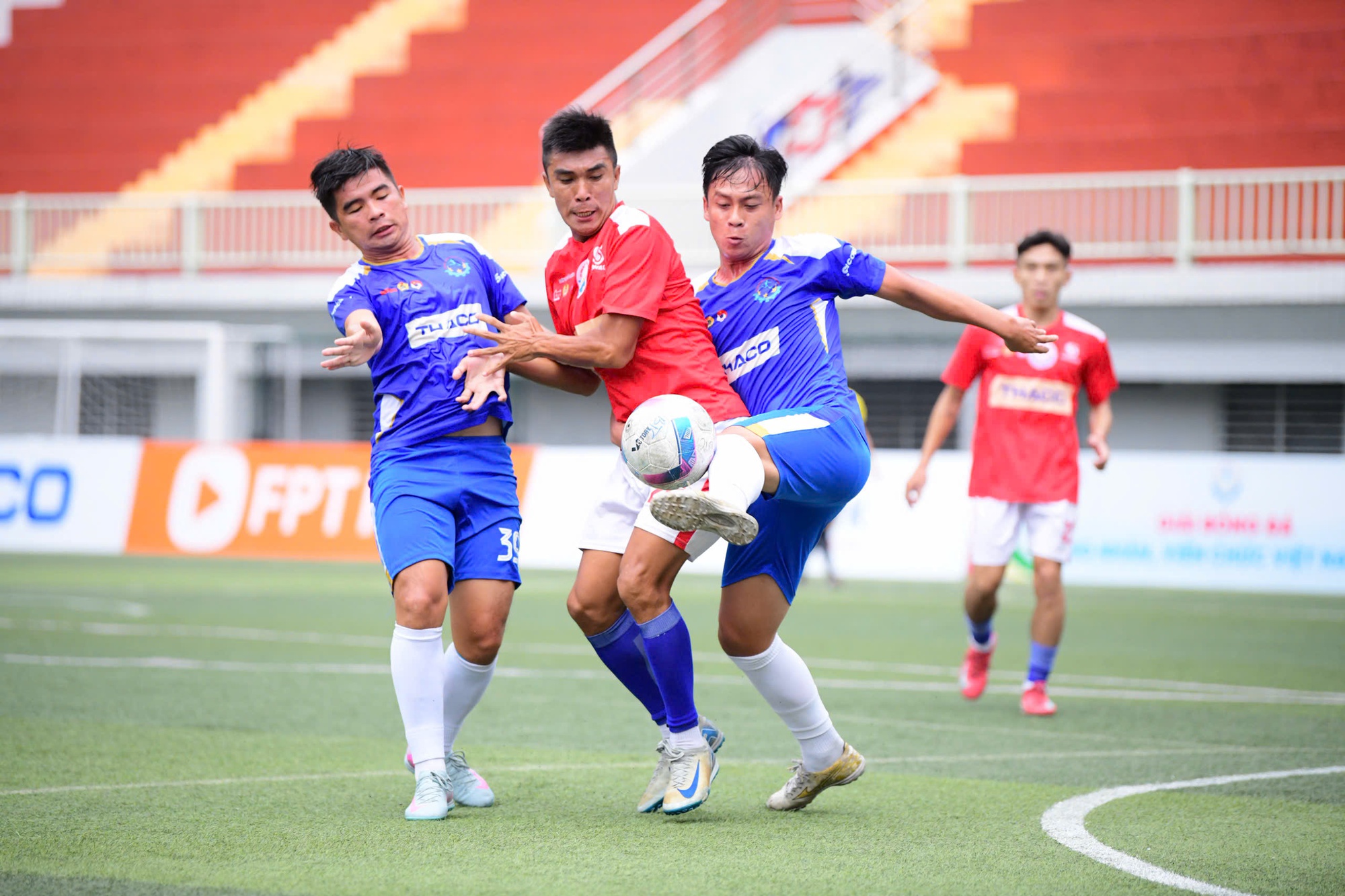 bóng đá công nhân - Ảnh 1.