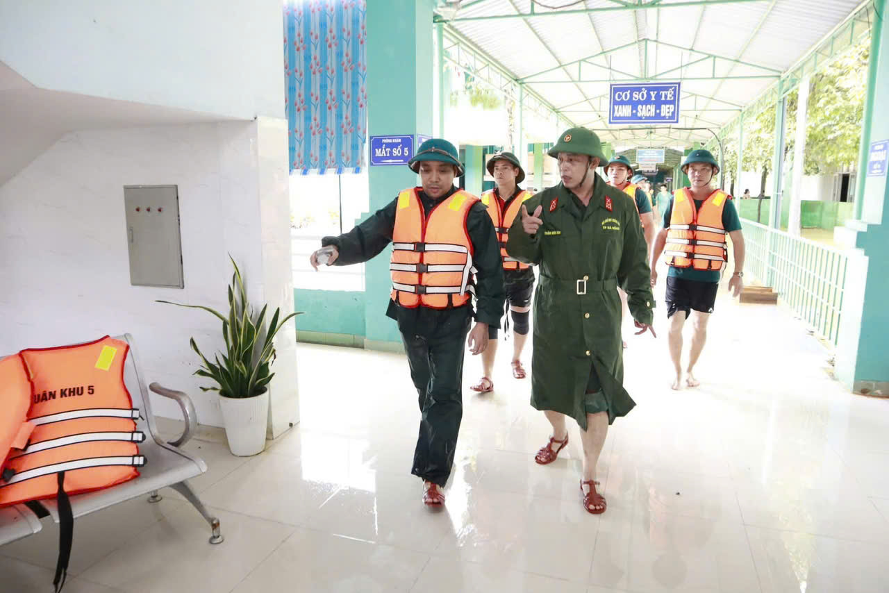 Nước rút, lực lượng vũ trang Đà Nẵng giúp dọn bùn trong đêm - Ảnh 4.