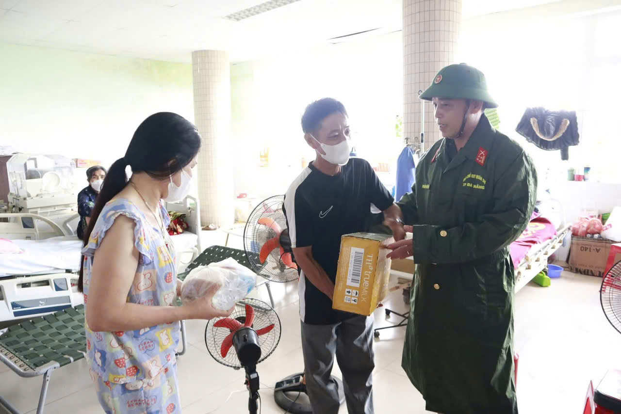 Nước rút, lực lượng vũ trang Đà Nẵng giúp dọn bùn trong đêm - Ảnh 5.