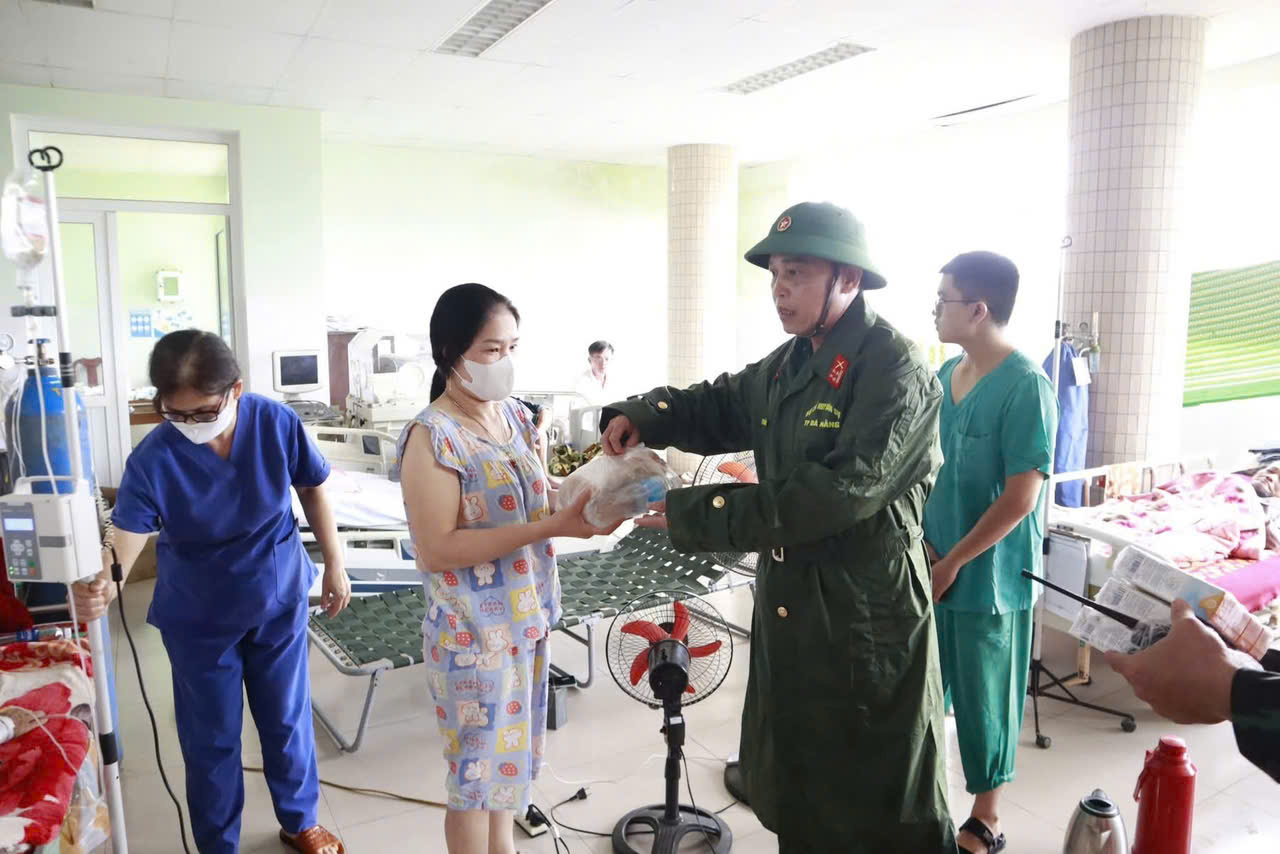 Nước rút, lực lượng vũ trang Đà Nẵng giúp dọn bùn trong đêm - Ảnh 6.