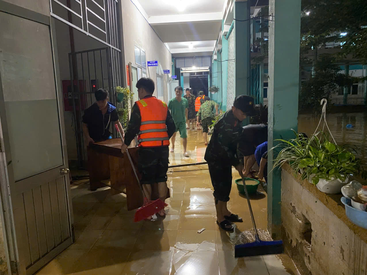Nước rút, lực lượng vũ trang Đà Nẵng giúp dọn bùn trong đêm - Ảnh 13.