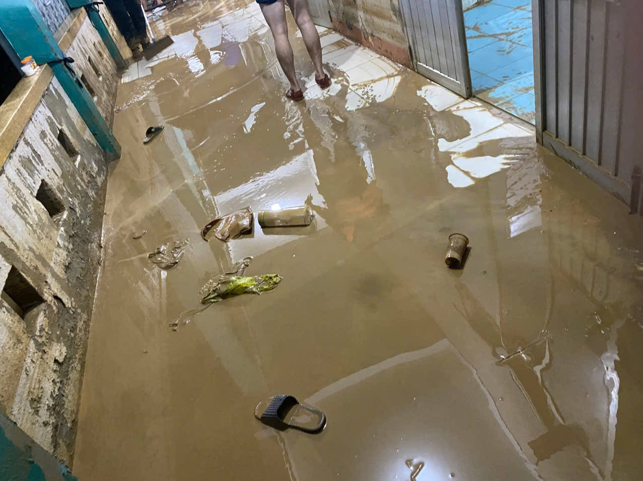 Nước rút, lực lượng vũ trang Đà Nẵng giúp dọn bùn trong đêm - Ảnh 1.