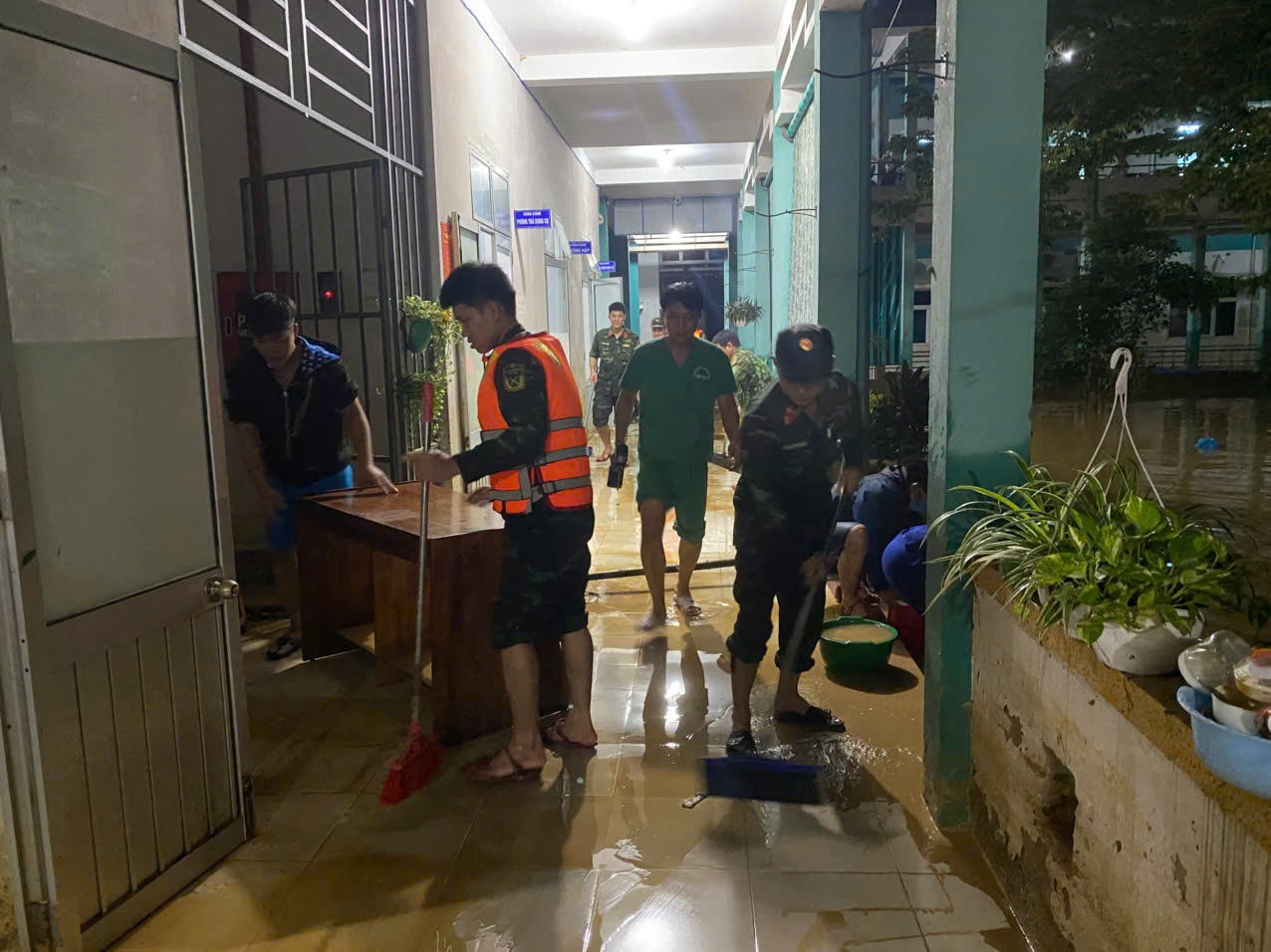 Nước rút, lực lượng vũ trang Đà Nẵng giúp dọn bùn trong đêm - Ảnh 14.