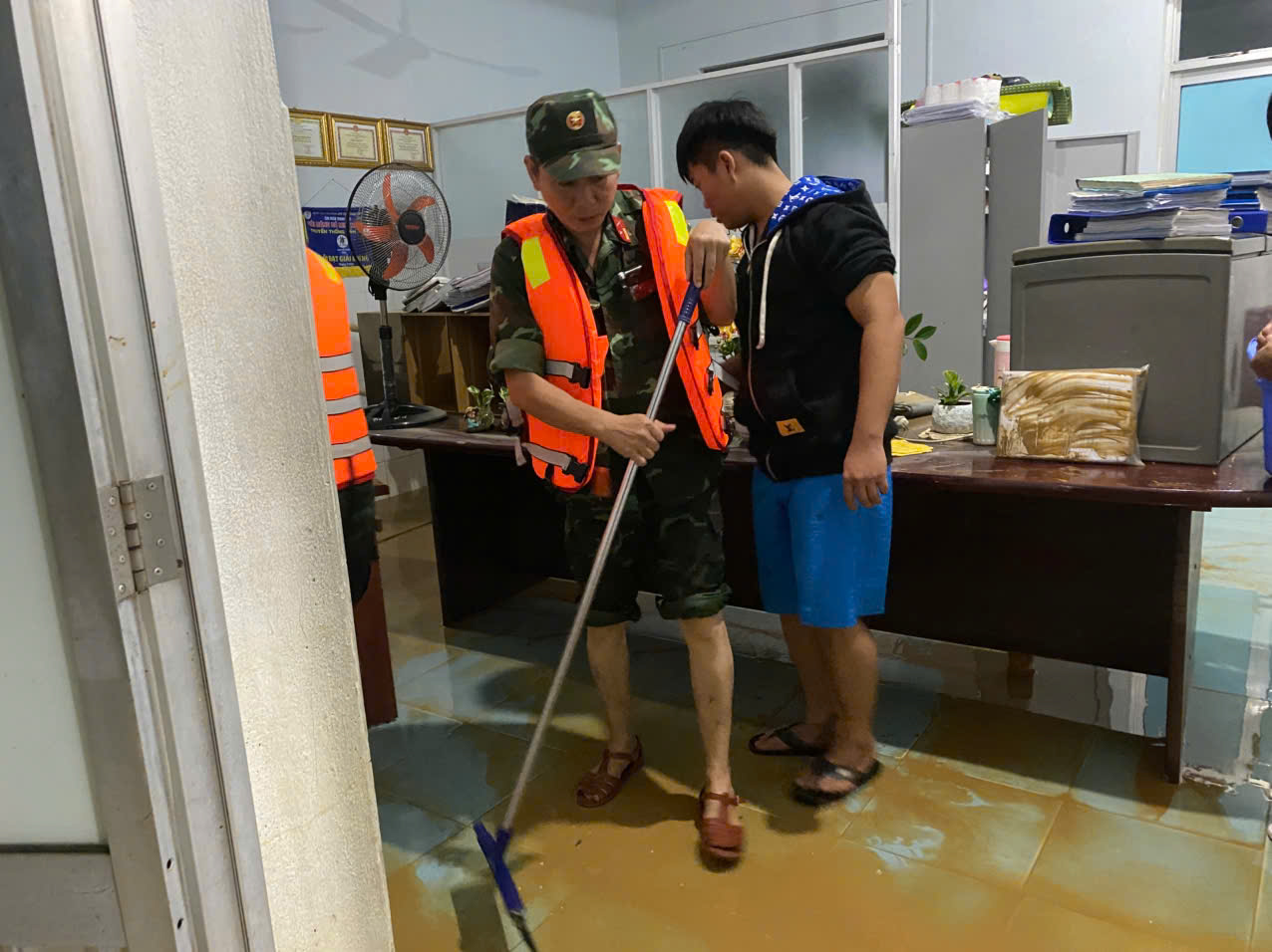 Nước rút, lực lượng vũ trang Đà Nẵng giúp dọn bùn trong đêm - Ảnh 12.