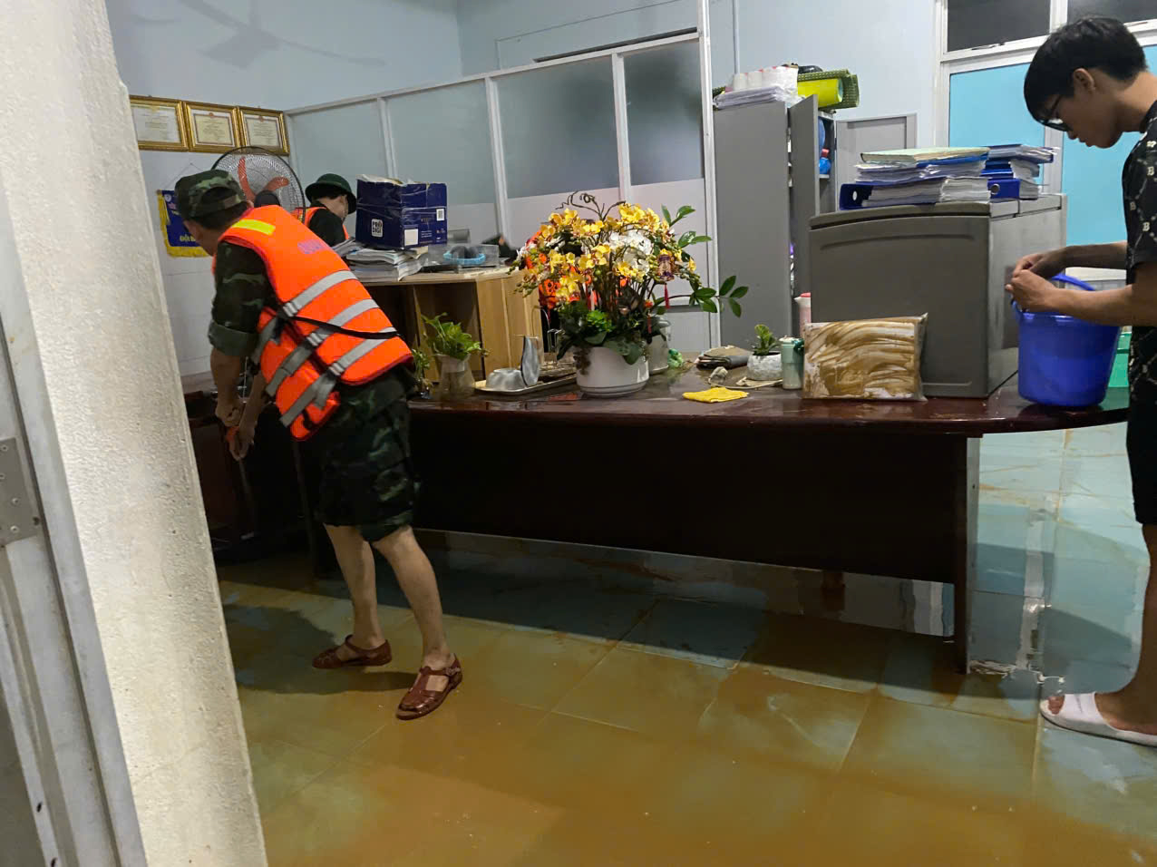 Nước rút, lực lượng vũ trang Đà Nẵng giúp dọn bùn trong đêm - Ảnh 2.